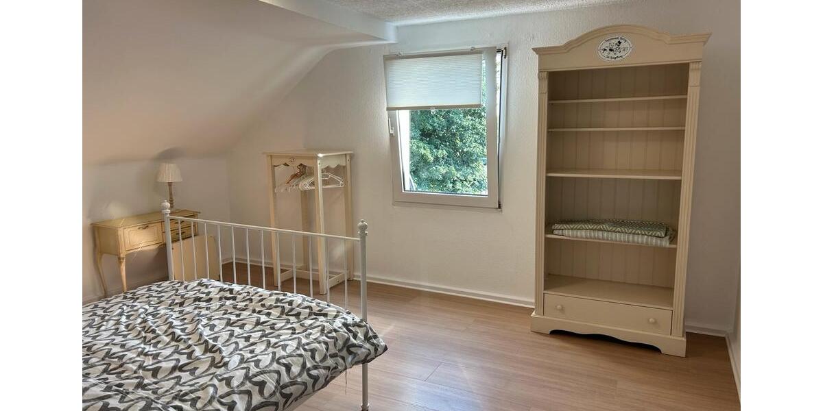 Dachgeschoßwohnung Wermelskirchen - 4 Zimmer, 95 m&sup2;, 650&euro; | Angebot:26459040