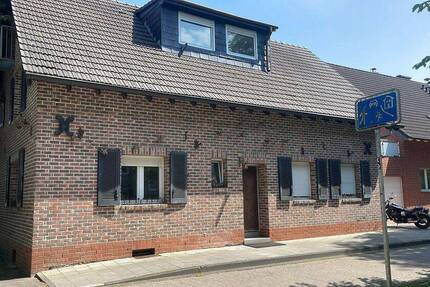 Großzügiges Zweifamilienhaus mit Potenzial - inklusive Extragrundstück!