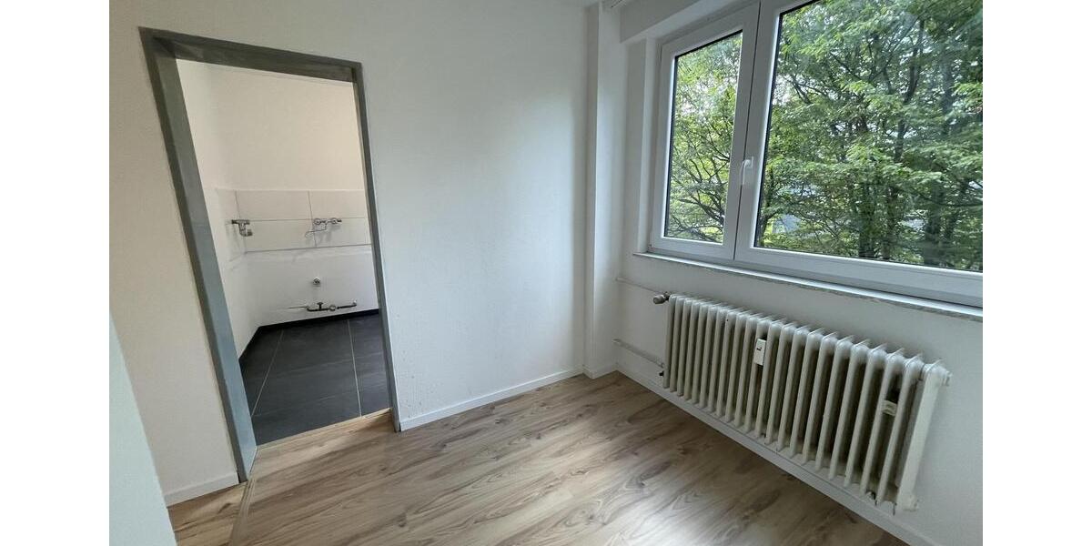 **Helle & frisch renovierte 2,5-Zimmer-Wohnung – mit Balkon & Aufzug** 2 zimmer