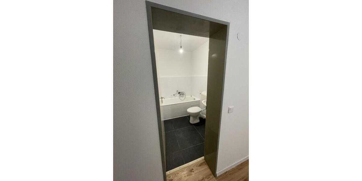 **Helle & frisch renovierte 2,5-Zimmer-Wohnung – mit Balkon & Aufzug** 2 zimmer