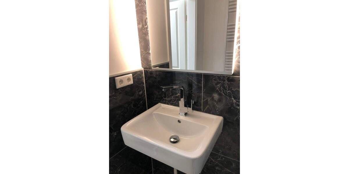 WGH mit 357m² Mietfläche in zentraler Lage von Benrath, JKM € 60.000, 3 Wohnungen, 1 Gewerbe 1 zimmer