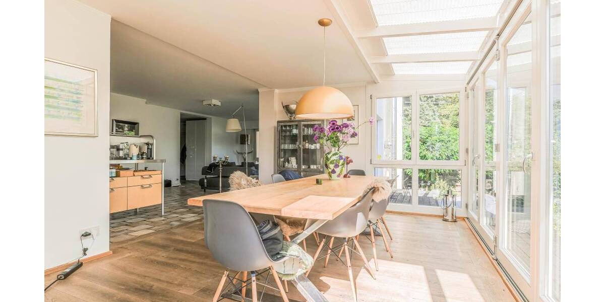 Exklusives Einfamilienhaus mit 2 Einliegerwohnungen* hochwertige Ausstattung * großzügige Raumaufteilung * Wellnessbe... 8 zimmer