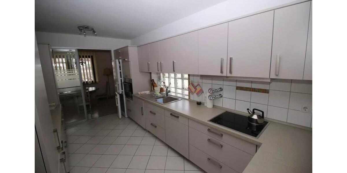 Toll geschnittene Wohnung mit Schwimmbad - provisionsfrei! 4 zimmer