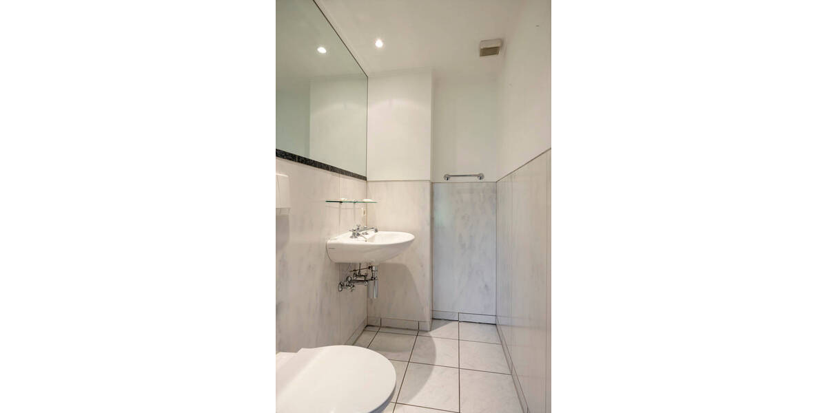 Ihr Rückzugsort im Grünen: Stilvolle Gartenwohnung mit Terasse und Schwimmbad 5 zimmer