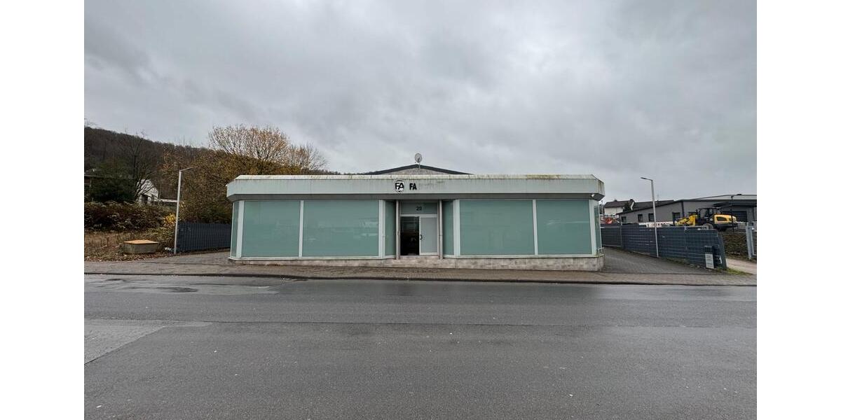 Befahrbare Halle Autohaus Gewerbehalle mit Büro zimmer