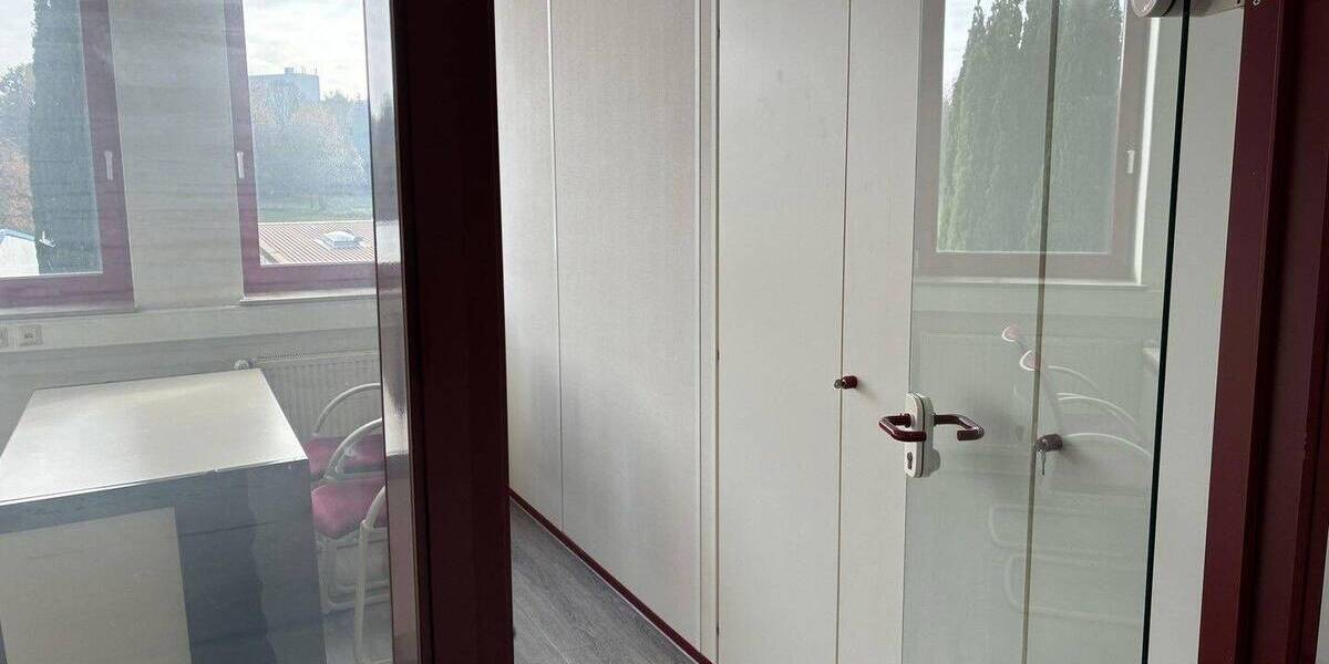 Gewerbeimmobilie Büros & ebenerdige Halle zimmer