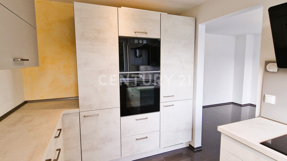 Exklusive, vollständig sanierte Wohnung mit großzügigem Raumgefühl und drei Balkonen 5 zimmer