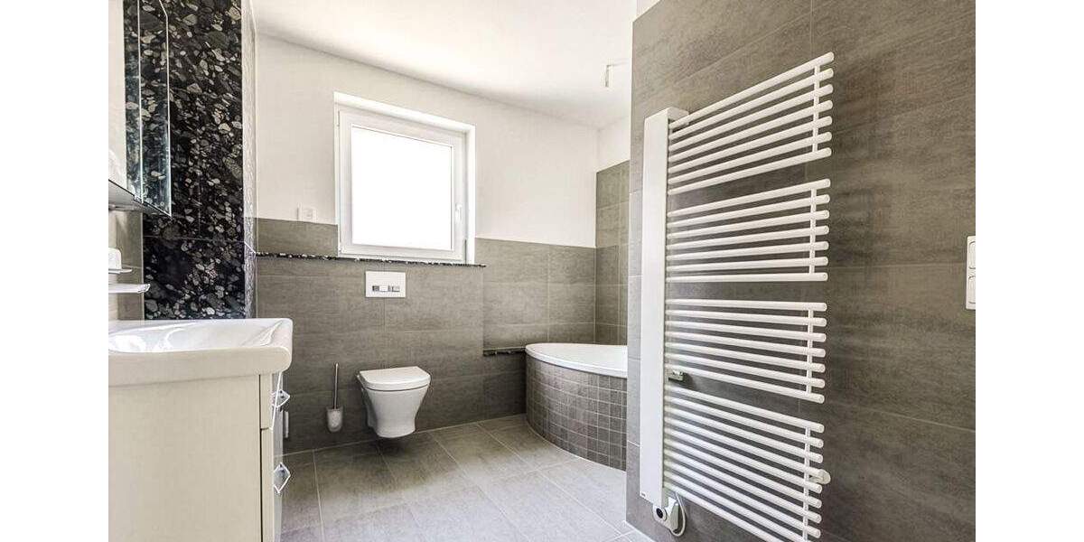 Hochwertige 4-Zimmer-Wohnung in zentraler, ruhiger Lage 4 zimmer