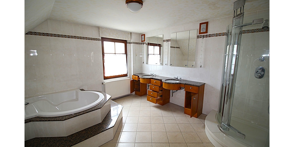 Kernsaniertes Einfamilienhaus mit (Bau)-Grundstück und großem Anbau mit vielen Nutzungsmöglichkeiten 5 zimmer