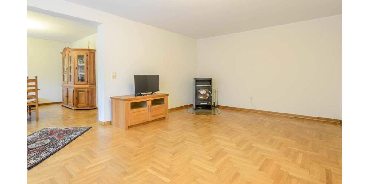 Großzügige 2 Familien-DHH mit Aufstockungs- und Anbaumöglichkeiten * ca. 1.848 m² parkähnlicher Grund mit Direktangre... 6 zimmer