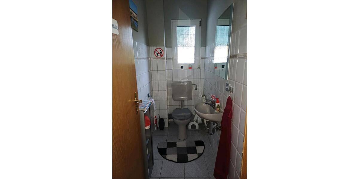 Guterhaltenes freistehendes Drei-Familienhaus mit vier Garagen 9 zimmer