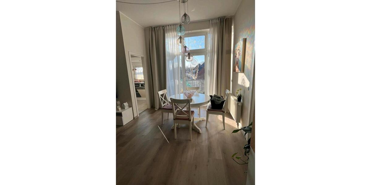 Sonnendurchflutete 2-Zimmer DG mit Balkon in toller Lage 2 zimmer