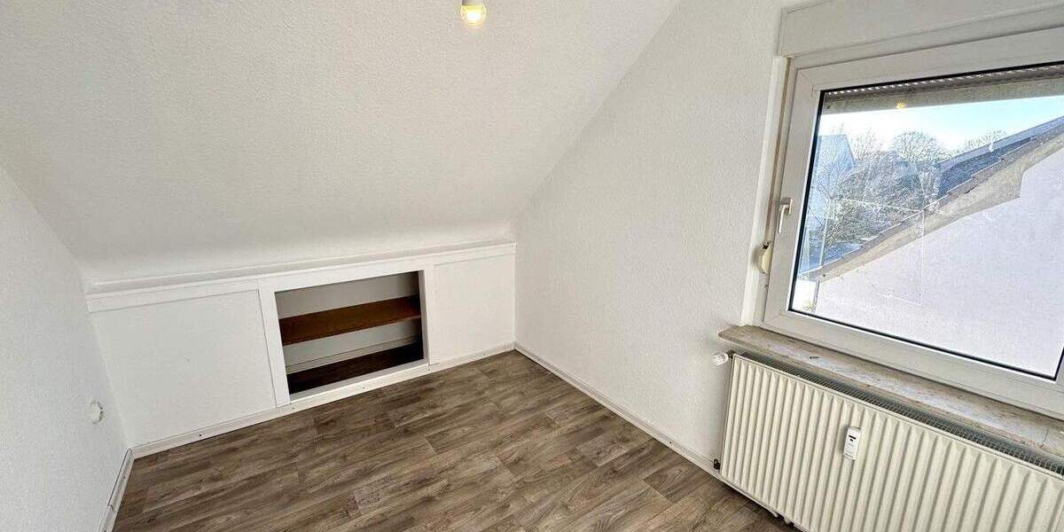 Zentrale Dachgeschosswohnung mit schönem Ausblick in Lev-Quettingen 4 zimmer