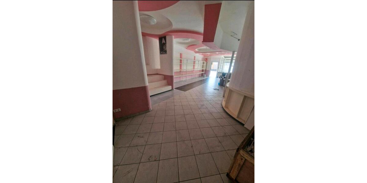 Von Privat - Große Gewerbefläche mit Schaufenster und Lager zimmer