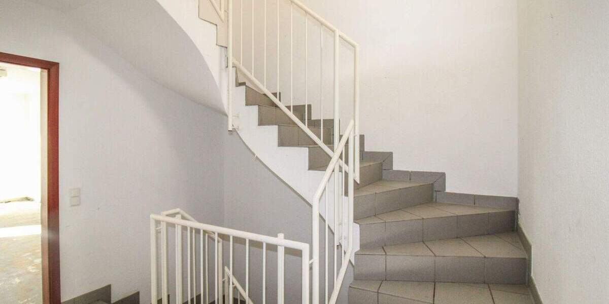 Aufgeteiltes Wohn- und Bürohaus in Sackgassenlage mit Tiefgarage und großem Naturgarten 1 zimmer