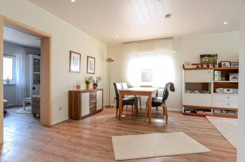 Doppelhaushälfte in ruhiger Sackgassenlage * ca. 180 m² Wohn-Nutzfläche * 5 Zimmer * Kaminofen * Einbauküche * Garte...