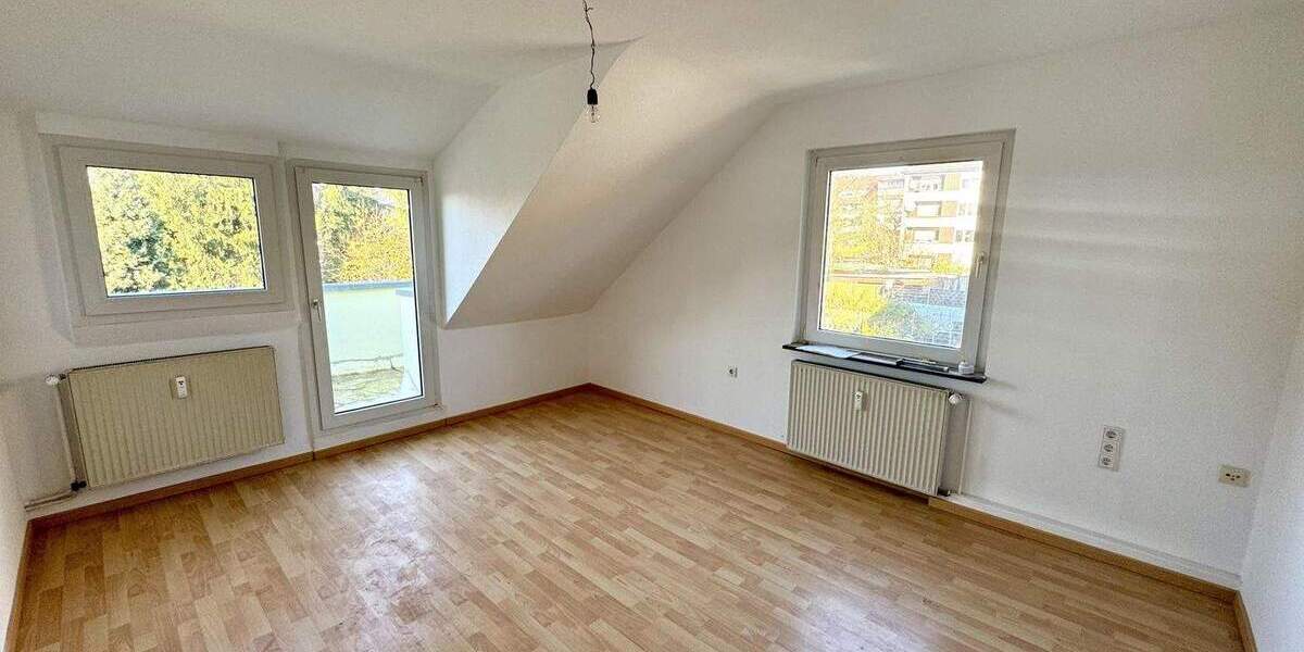 Zentrale Dachgeschosswohnung mit schönem Ausblick in Lev-Quettingen 4 zimmer