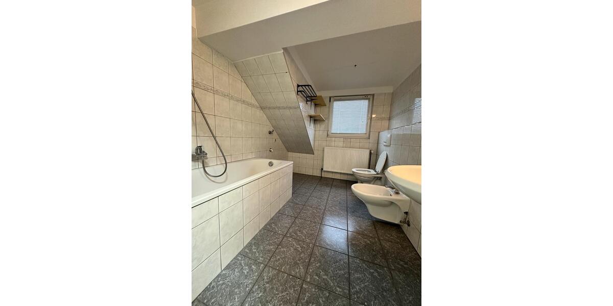 4-Zimmer DG-Wohnung mit Spitzboden Zentral gelegen ab sofort 73qm 4 zimmer