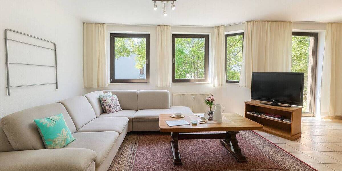 Praktisches Zweifamilienhaus mit Ausblick ins Grüne 6 zimmer