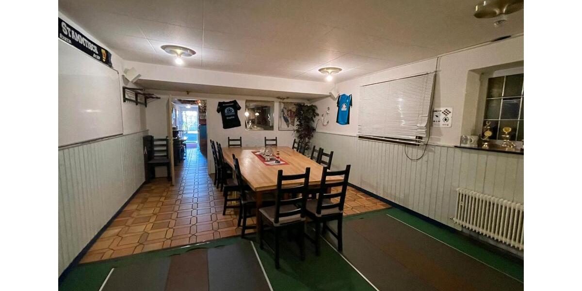 Kegelbahn mit Gaststätte und Inventar 