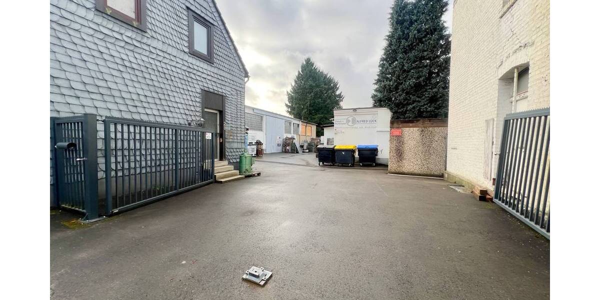 Baugrundstück mit mehreren Wohn- und Gewerbebestandsgebäuden zimmer