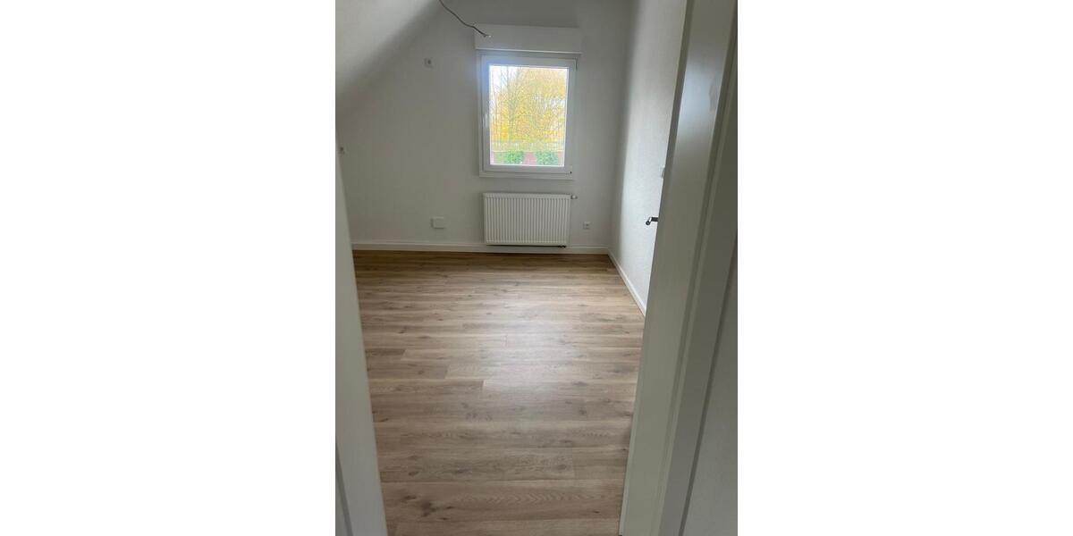 Dachgeschoßwohnung Solingen Central - 4 Zimmer, 80 m&sup2;, 800&euro; | Angebot:26465564