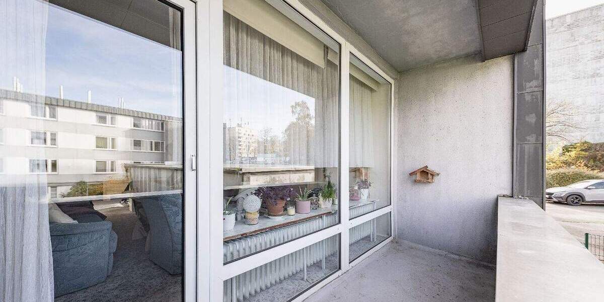 Verlässlich vermietet: Eigentumswohnung mit zwei Loggien und mehreren Stellplätzen 3 zimmer