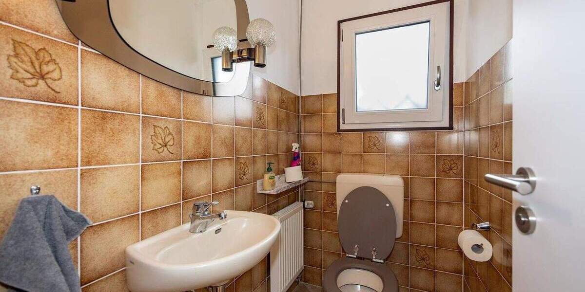 Einfamilienhaus mit Einlieger, Garage, Doppel-Carport und schönem Garten 7 zimmer