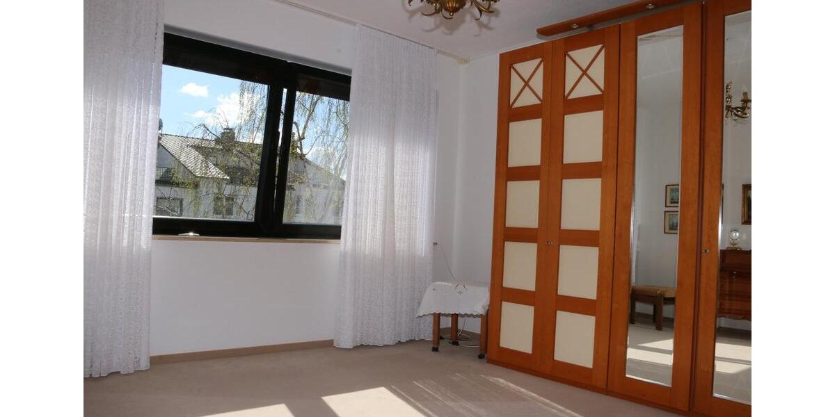 Toll geschnittene Wohnung mit Schwimmbad - provisionsfrei! 4 zimmer