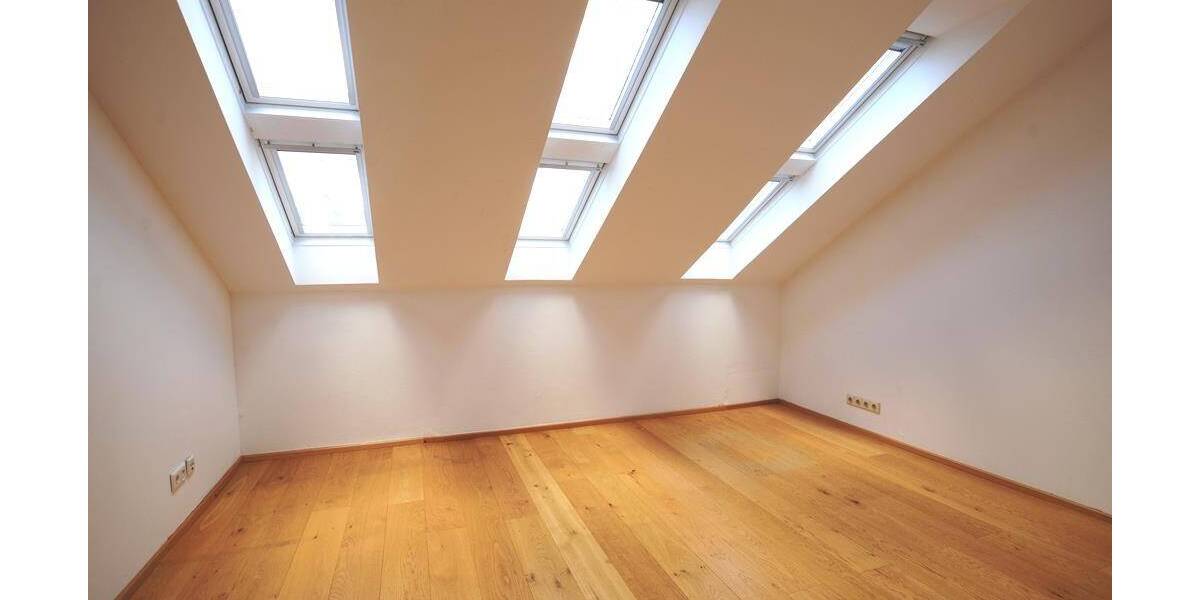 Exklusives Einfamilienhaus mit 2 Einliegerwohnungen* hochwertige Ausstattung * großzügige Raumaufteilung * Wellnessbe... 8 zimmer