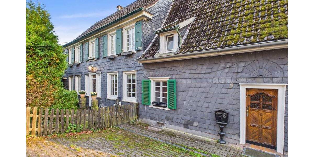 Wohnen im Grünen: Zweifamilienhaus mit eigenem Wald und vielseitiger Lagerhalle 1 zimmer