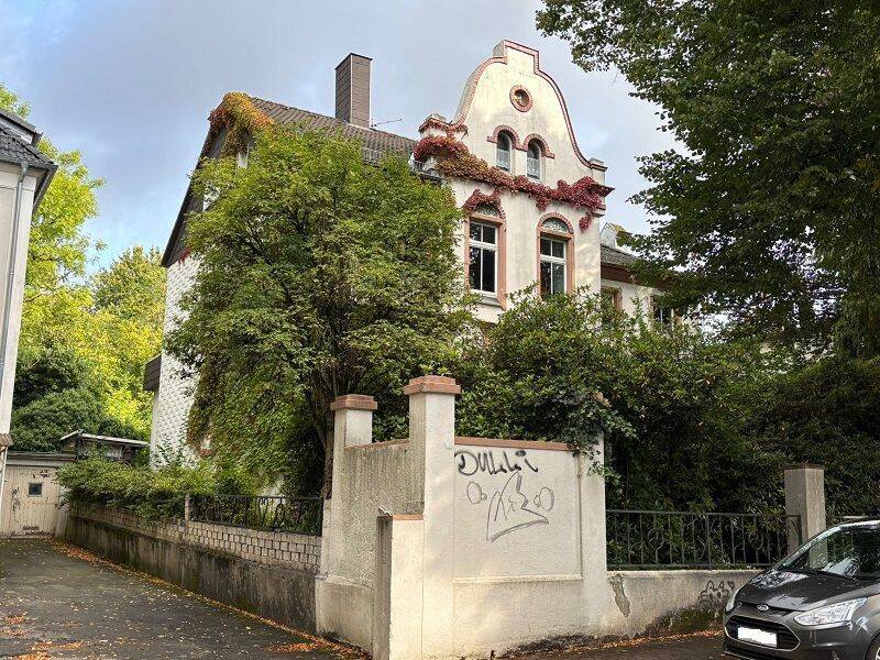Flexibel nutzbares Zweifamilienhaus im Villenstil mit Wintergarten, BalkonLoggia und uneinsehbarem Garten in der Parkstraße mit Altlasten