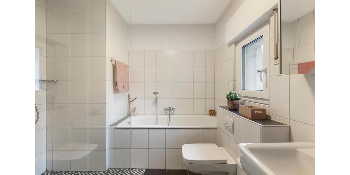 Einfamilienhaus Langenfeld (Rheinland) - 5 Zimmer, 150 m&sup2;, 2.500&euro; | Angebot:26099303