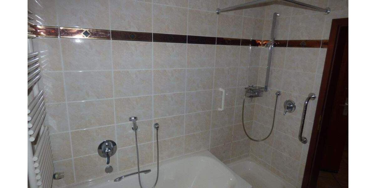 Bensberg - zentrale Ruhiglage (dank Seitenstraße), 2 Zimmer, 2 Balkone, Dusch- und Wannenbad mit Fenster und separates Gäste-WC 2 zimmer