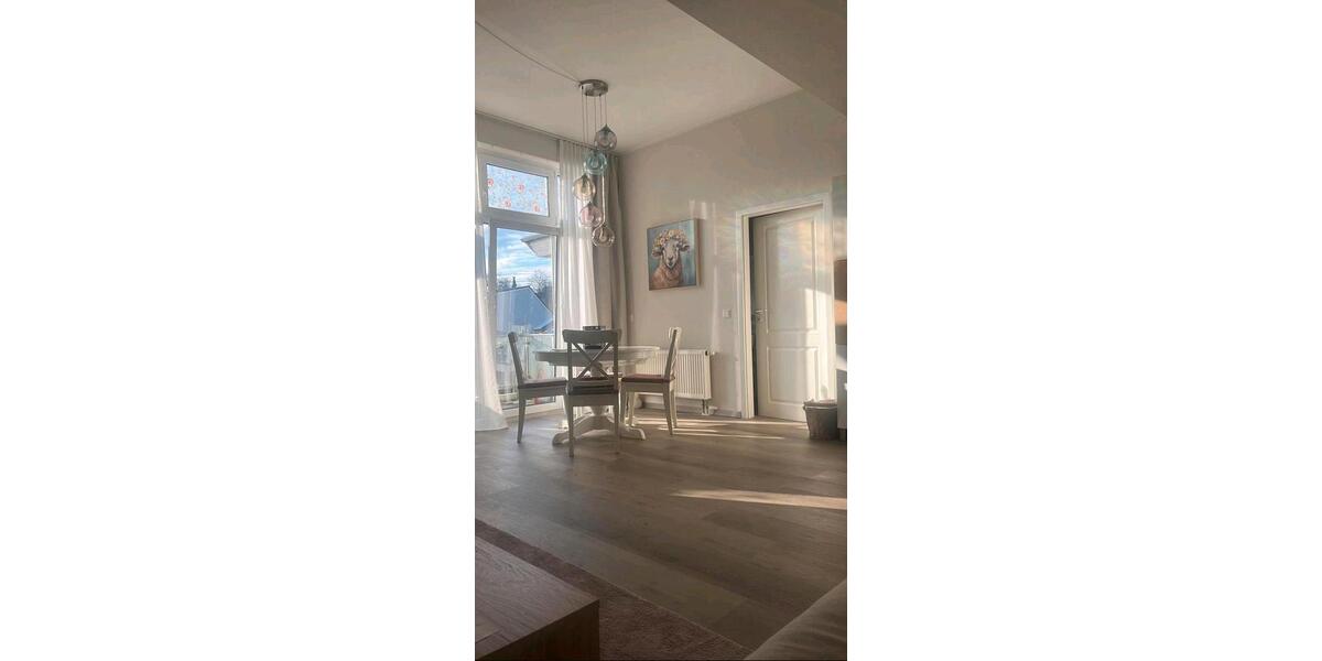 Sonnendurchflutete 2-Zimmer DG mit Balkon in toller Lage 2 zimmer