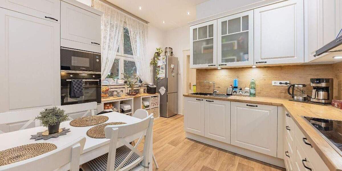 Mit Erbpacht: Zweifamilienhaus mit zwei Eingängen sowie tollem Garten und Garage in beliebter Lage 9 zimmer