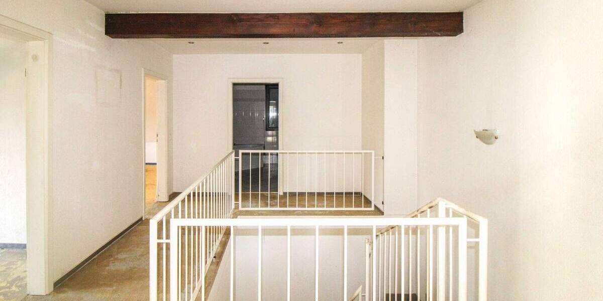 Aufgeteiltes Wohn- und Bürohaus in Sackgassenlage mit Tiefgarage und großem Naturgarten 1 zimmer