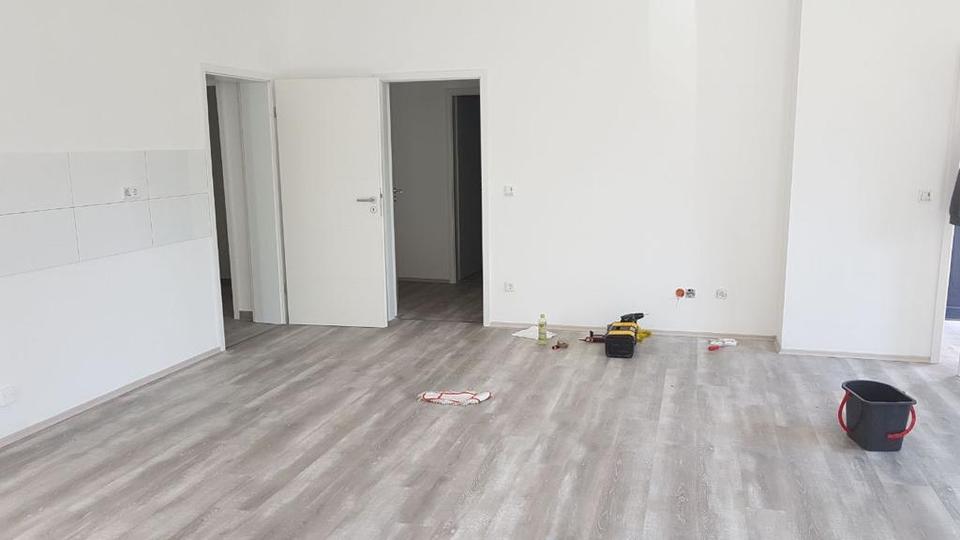 Laden Wohnung + 2 Garagen zu Verkaufen 2.5 zimmer