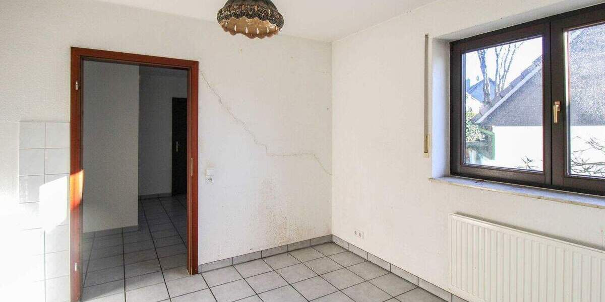 Aufgeteiltes Wohn- und Bürohaus in Sackgassenlage mit Tiefgarage und großem Naturgarten 1 zimmer