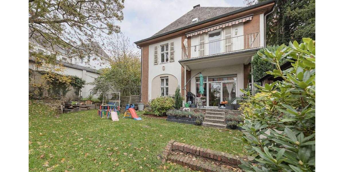 Mit Erbpacht: Zweifamilienhaus mit zwei Eingängen sowie tollem Garten und Garage in beliebter Lage 9 zimmer