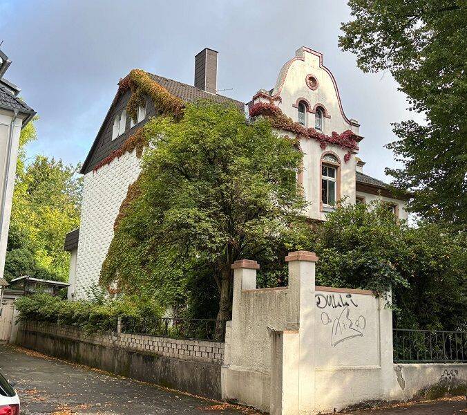 Flexibel nutzbares Zweifamilienhaus im Villenstil mit Wintergarten, BalkonLoggia und uneinsehbarem Garten in der Parkstraße mit Altlasten
