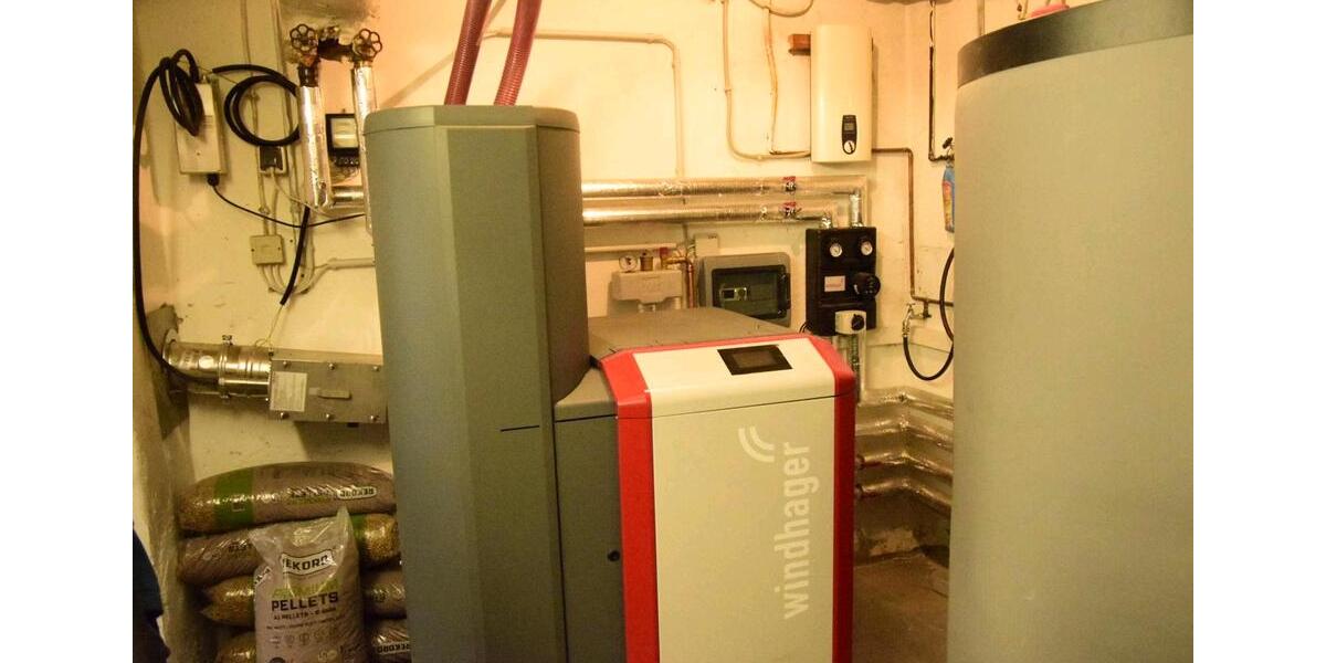 Guterhaltenes freistehendes Drei-Familienhaus mit vier Garagen 9 zimmer