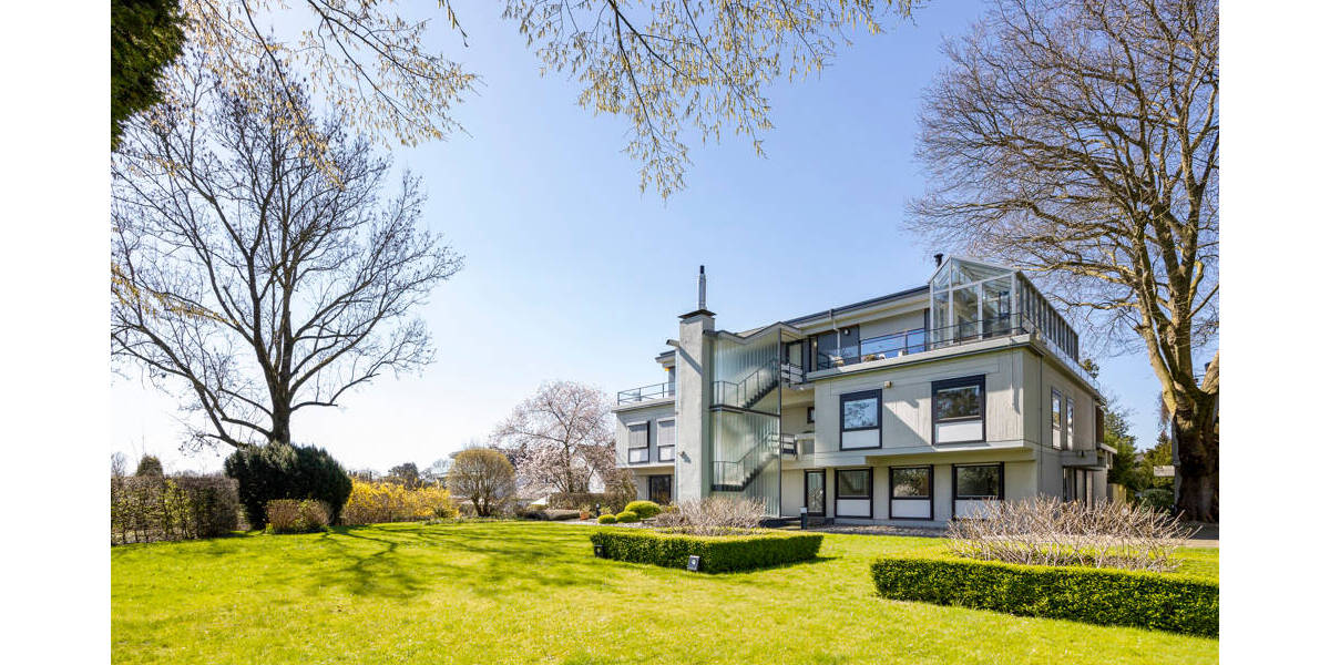 Ihr Rückzugsort im Grünen: Stilvolle Gartenwohnung mit Terasse und Schwimmbad 5 zimmer