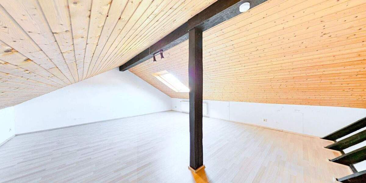 Freistehendes Zweifamilienhaus mit großem Grundstück 6 zimmer