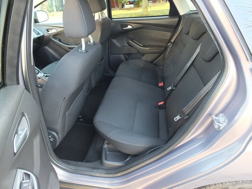 Ford Focus STUFENHECK KLIMAUTOMATIK PARKPILOT 118.919 km 7.304 € Köln 50858