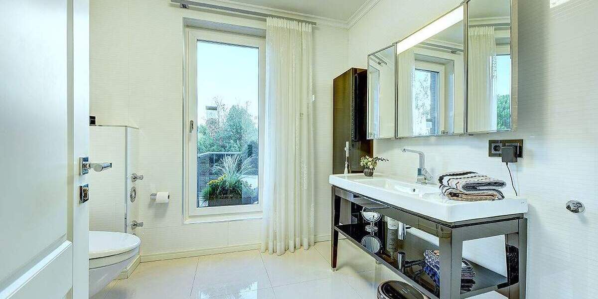 Luxuriöse, Lichtdurchflutete Wohnung mit 2 Terrassen und 2 TG-Plätzen 5 zimmer