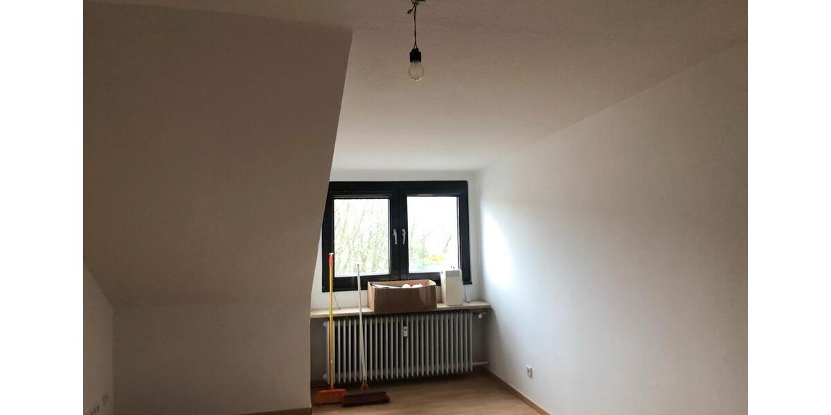 Schöne helle frisch renovierte Dachgeschosswohnung 2 zimmer