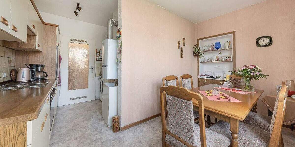 Verlässlich vermietet: Eigentumswohnung mit zwei Loggien und mehreren Stellplätzen 3 zimmer