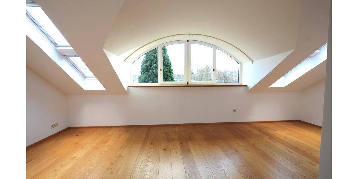 Exklusives Einfamilienhaus mit 2 Einliegerwohnungen* hochwertige Ausstattung * großzügige Raumaufteilung * Wellnessbe... 8 zimmer