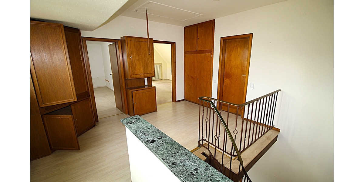 Raumwunder mit diversen Nutzungsmöglichleiten: Massives EFH mit Garten, Garage und viel Potenzial 7 zimmer